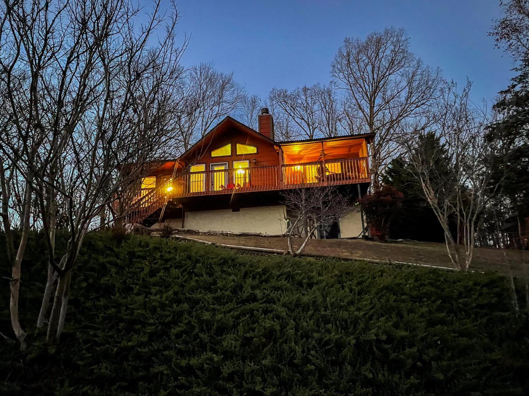 Chalet Luxurious Cabin, W/ Hottub, Easydrive, Arcade Game, Panoramic Views Pigeon Forge